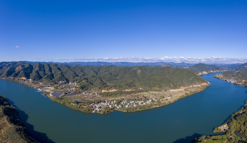 15、2021年2月11日，航拍广西梧州市苍梧县京南乡村雨后放晴，呈现出湛蓝的天空，碧绿的桂江与绿色的乡村宛如一幅碧玉屏风景观。