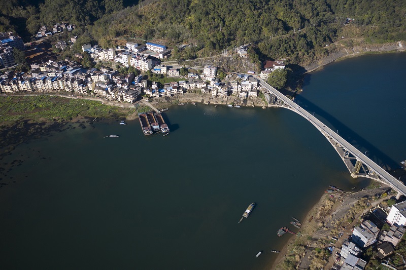 16、2021年2月11日，航拍广西梧州市苍梧县京南乡村雨后放晴，呈现出湛蓝的天空，碧绿的桂江与绿色的乡村宛如一幅碧玉屏风景观。