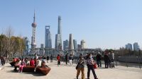 上海气温回暖，众多市民游客来到户外