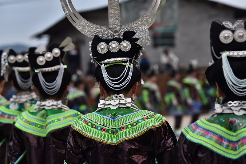 2月13日，贵州省黔东南苗族侗族自治州从江县加勉乡白棒村举行一年一度春节民俗活动，苗族姑娘在芦笙塘踩歌堂20。