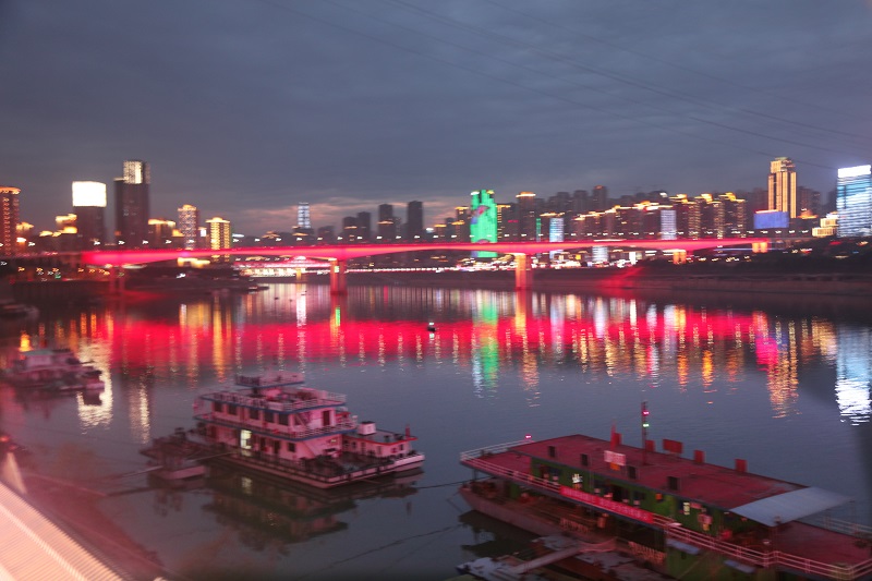 图7：重庆观音桥跨越渝中区与江北夜景灿烂。唐探峰摄
