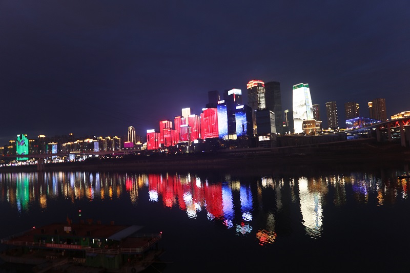 图8：重庆洪崖洞前嘉陵江灯饰倒影辉煌。唐探峰摄