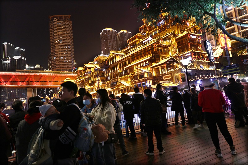 图10：重庆洪崖洞游客市民乐赏夜景。唐探峰摄