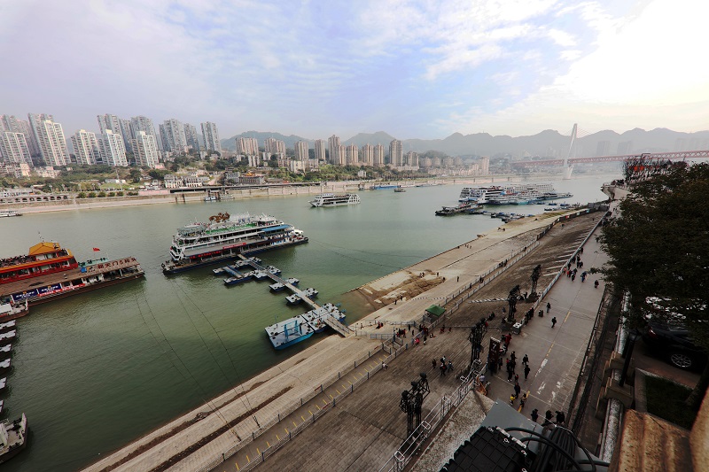图5：重庆朝天门长江港区客运码头。唐探峰摄