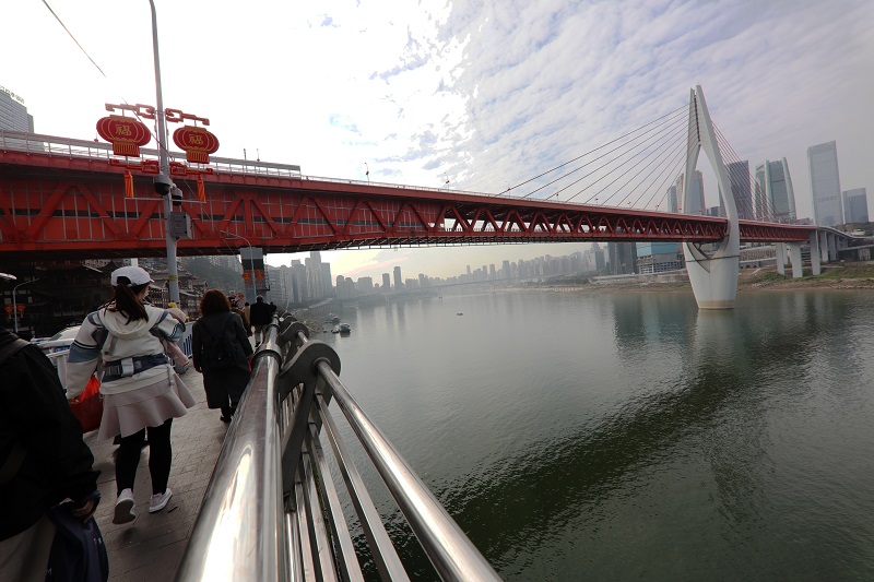 图9：重庆朝天门左侧嘉陵江大桥。唐探峰摄