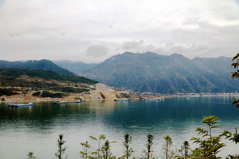 图5：高峡平湖停泊的货船将开往长江和大宁河。唐探峰摄