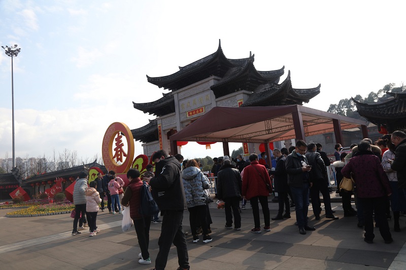 图1：重庆园博园，牛年春节，游客出示健康码，戴口罩游园。唐探峰摄