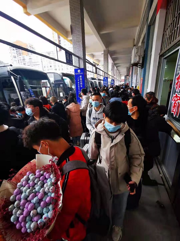 图3：重庆万运巫山分公司翠屏车站学生将有序上车