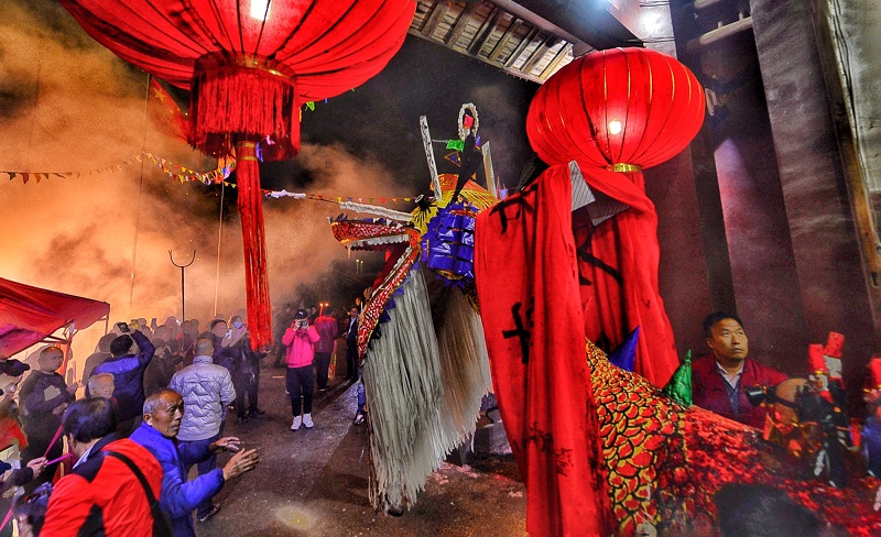 章贡区沙河镇的萧氏祠堂的元宵送龙船祭。