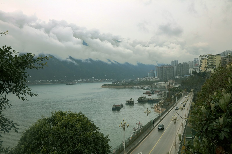 图2：重庆巫山港区云雾壮观。唐探峰摄