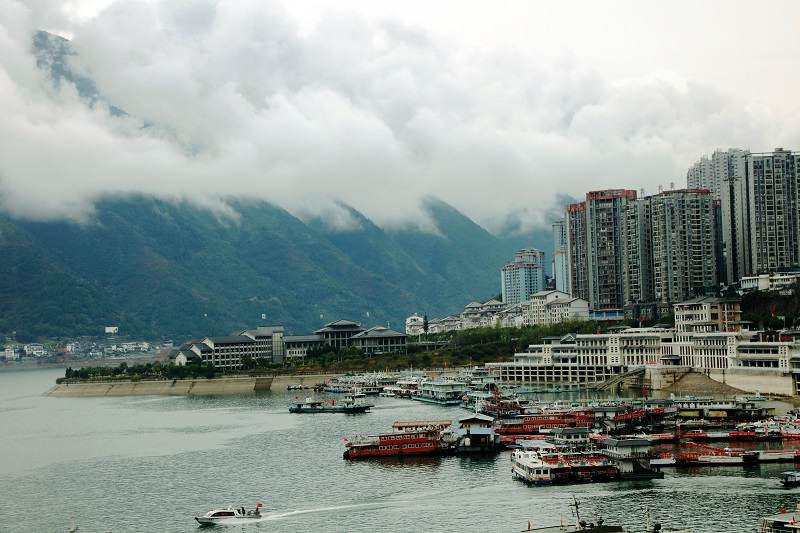 图3：重庆巫山彩云笼罩客船码头。唐探峰摄