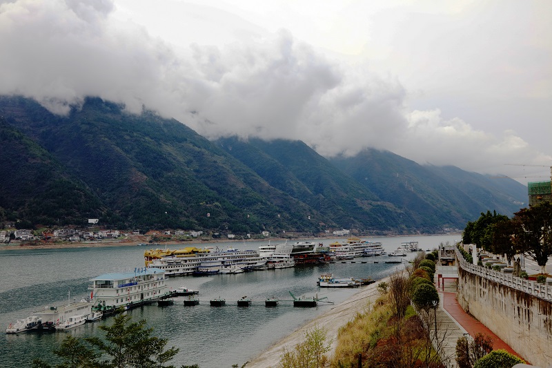 图3：重庆巫山港区优美的旅游客船码头。唐探峰摄