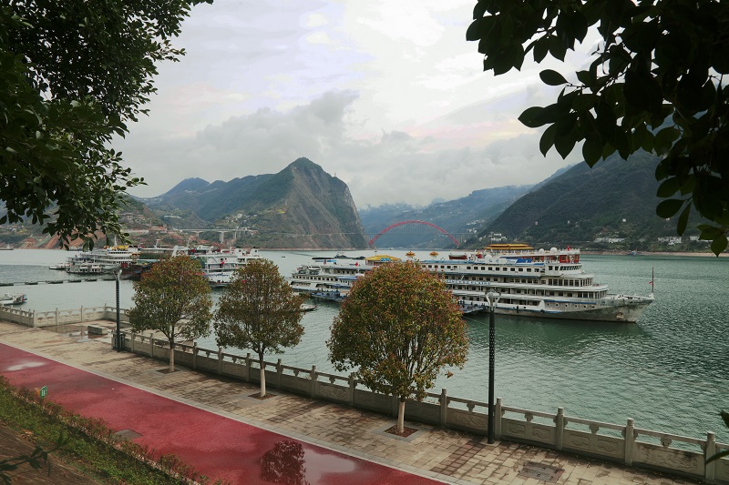 图6：重庆巫山旅游码头位于清山绿水环境中。唐探峰摄