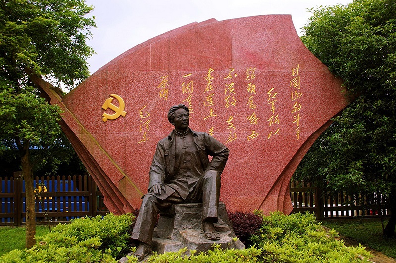 《井冈山斗争》毛泽东的青铜像