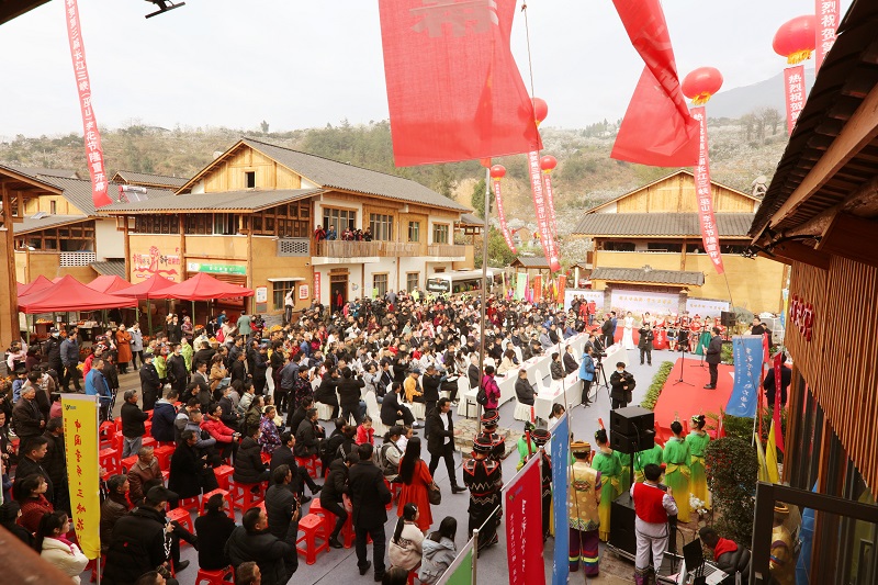 图1：第三届长江三峡巫山李花节在曲尺乡柑园村盛大开幕。唐探峰摄