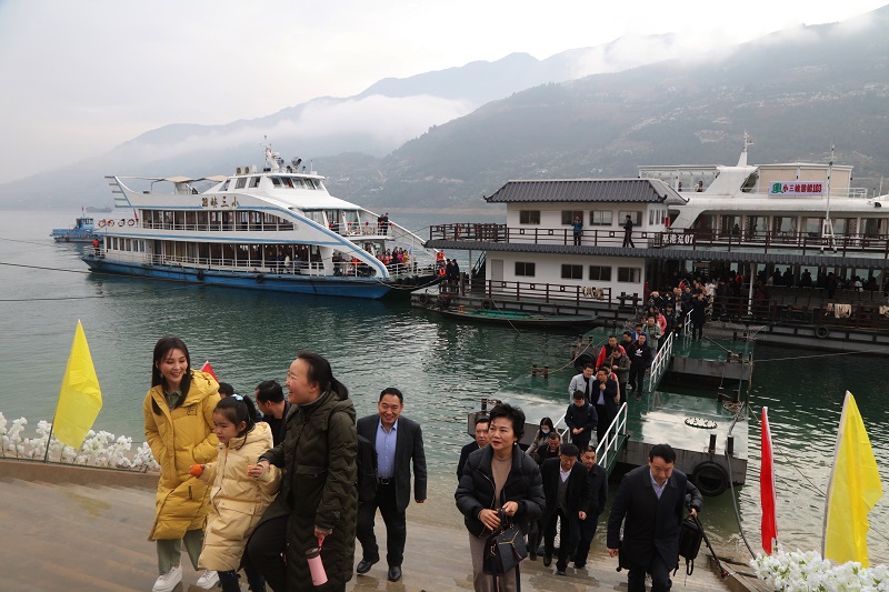 图3：第三届长江三峡巫山李花节嘉宾游客弃船安全上岸。唐探峰摄