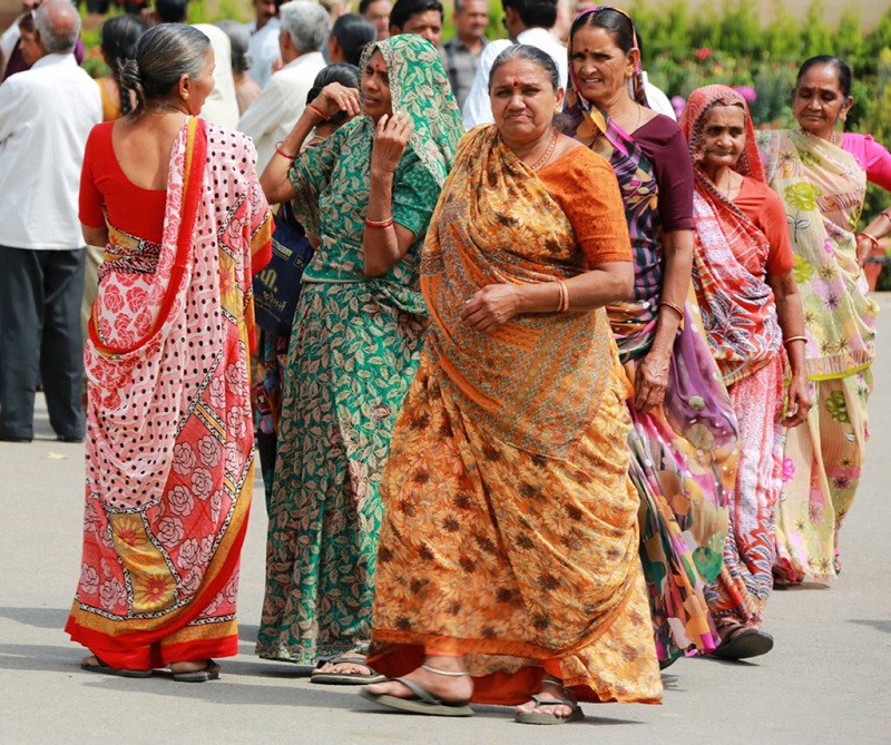 街头穿纱丽的印度女人们