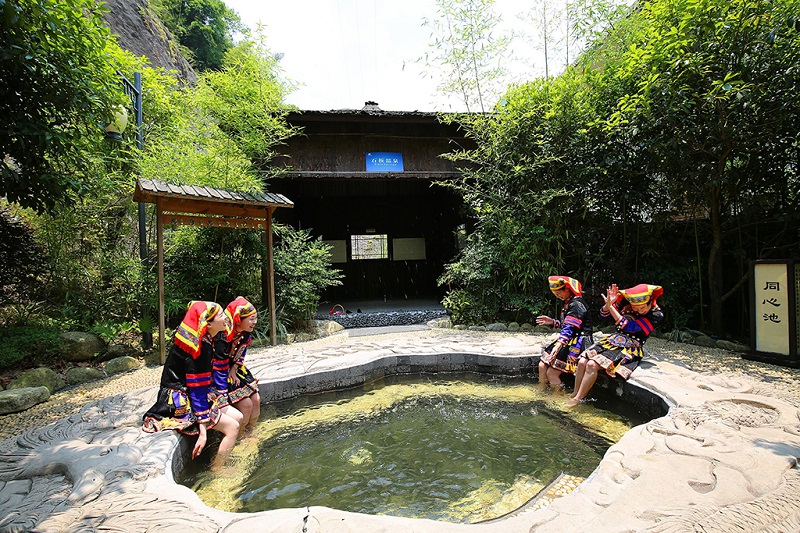 莽山森林温泉旅游度假村姑娘们在泡温泉