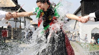匈牙利人喜欢泼水迎春（图）