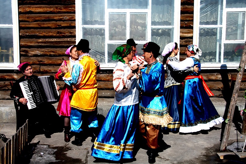 跳舞的俄罗斯族人