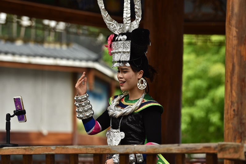 4月14日，在贵州省从江县丙妹镇銮里风情园，山歌歌手在鼓楼里练习演唱山歌。