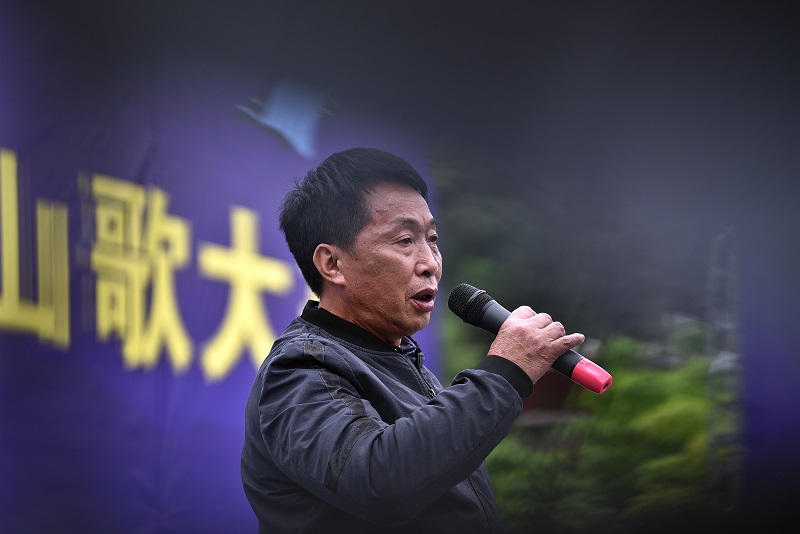 4月14日，在贵州省从江县丙妹镇銮里风情园，山歌歌手在演唱山歌。