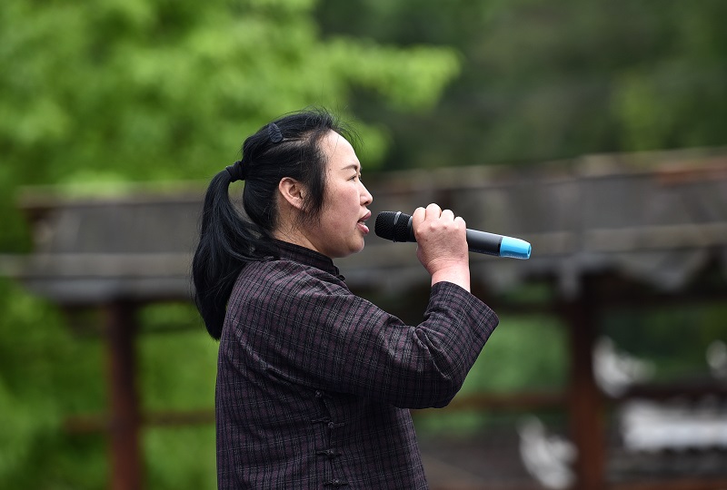4月14日，在贵州省从江县丙妹镇銮里风情园，山歌歌手在演唱山歌。3