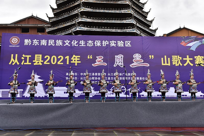 4月14日，在贵州省从江县丙妹镇銮里风情园，演员在演唱侗族牛腿琴歌。（龙梦前 摄）