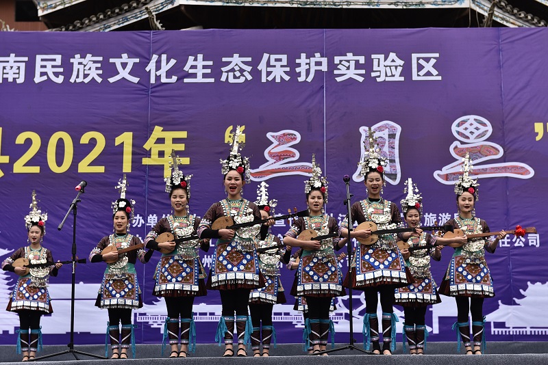 4月14日，在贵州省从江县丙妹镇銮里风情园，演员在演唱侗族牛腿琴歌。2（龙梦前 摄）