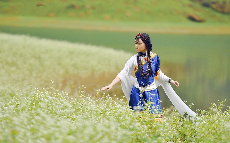 雅鲁藏布大峡谷藏族少女