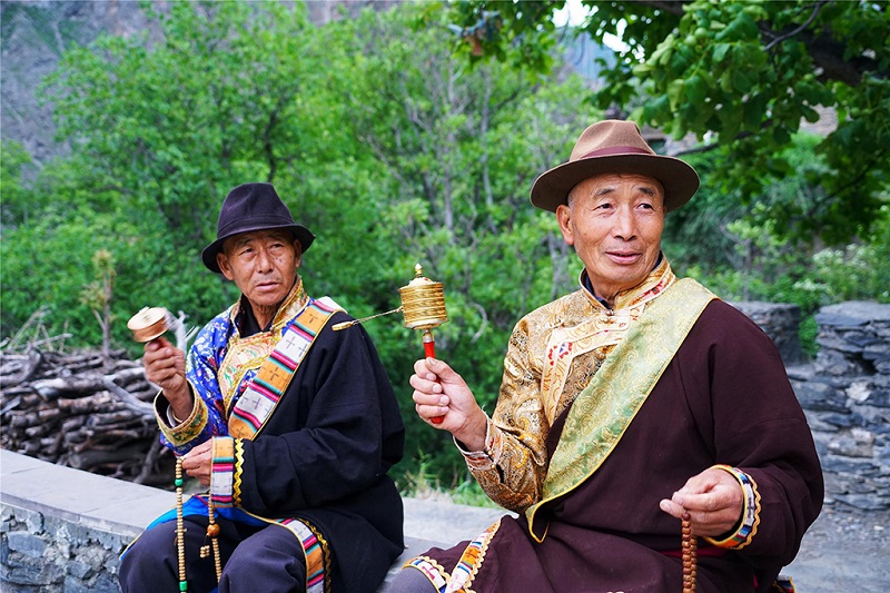 转经的藏族男人