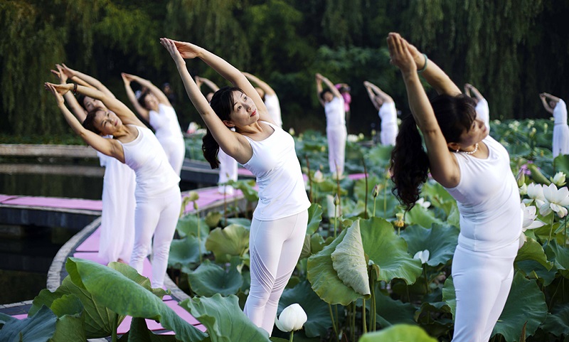 瑜伽爱好者在泰州秋雪湖上健身