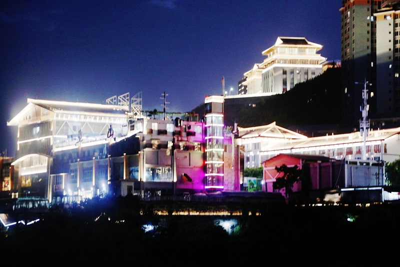图2：重庆巫山高峡平湖港区九码头夜景一隅。2021年5月2日，摄于巫山高峡平湖港区九码头。唐探峰