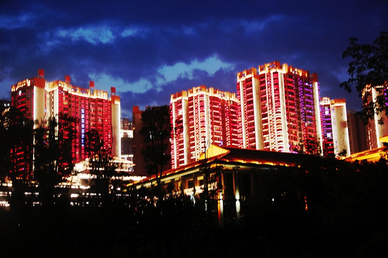图4：重庆巫山港区滨江路巫山红叶两江假日酒店处夜景。2021年5月2日，摄于重庆市巫山县滨江路。唐探峰