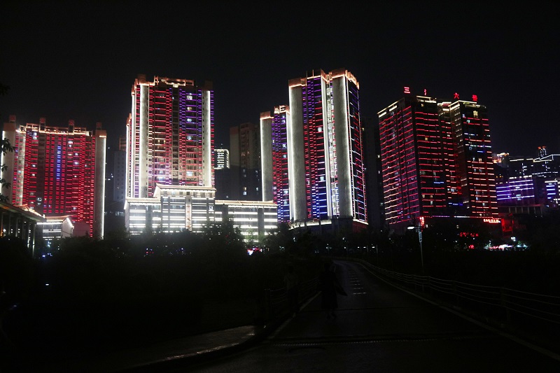 图6：重庆巫山高峡平湖港区旅游码头滨江路夜景。2021年5月2日，摄于重庆市巫山港区滨江路。唐探峰