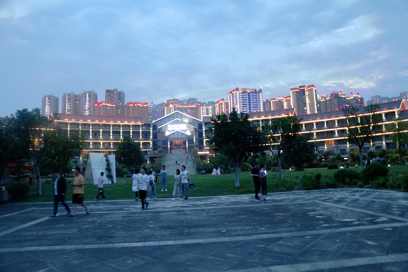 图8：重庆巫山港区巫山红叶两江假日酒店游客赏夜景。2021年5月2日，摄于重庆巫山红叶两江假日酒店。唐探峰