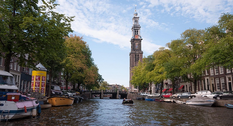 阿姆斯特丹运河岸边的西教堂远眺