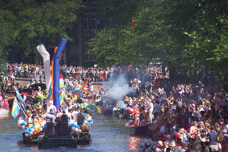 阿姆斯特丹运河上的节日狂欢