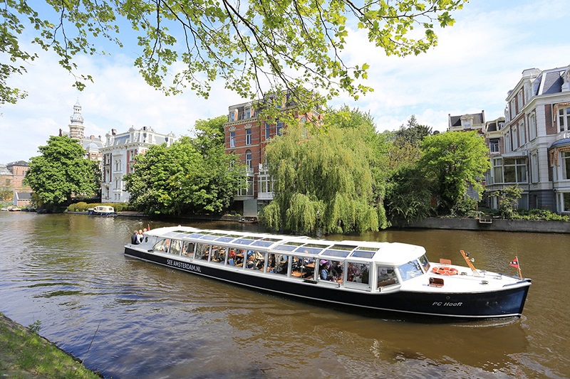 阿姆斯特丹运河上的游船