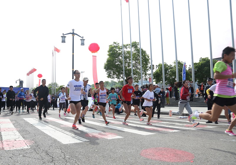 02——5月16日，在甘肃省平凉市崆峒古镇，参赛选手在登山挑战赛中开跑。