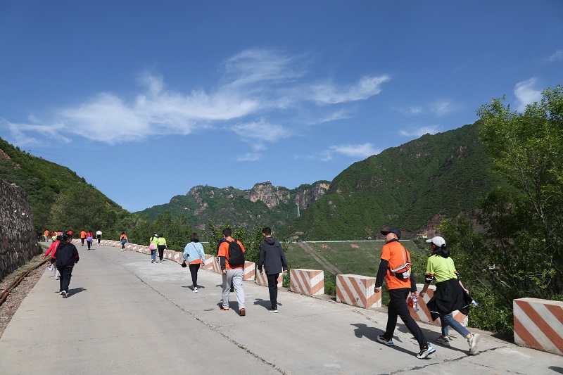 03——5月16日，甘肃省平凉市，参赛选手在登山挑战赛中行进。