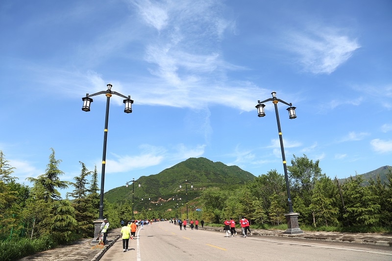 05——5月16日，甘肃省平凉市，参赛选手在登山挑战赛中行进。