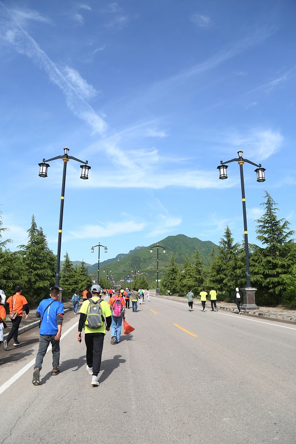 06——5月16日，甘肃省平凉市，参赛选手在登山挑战赛中行进。