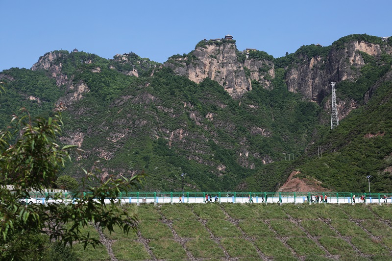 07——5月16日，甘肃省平凉市，参赛选手在登山挑战赛中行进。