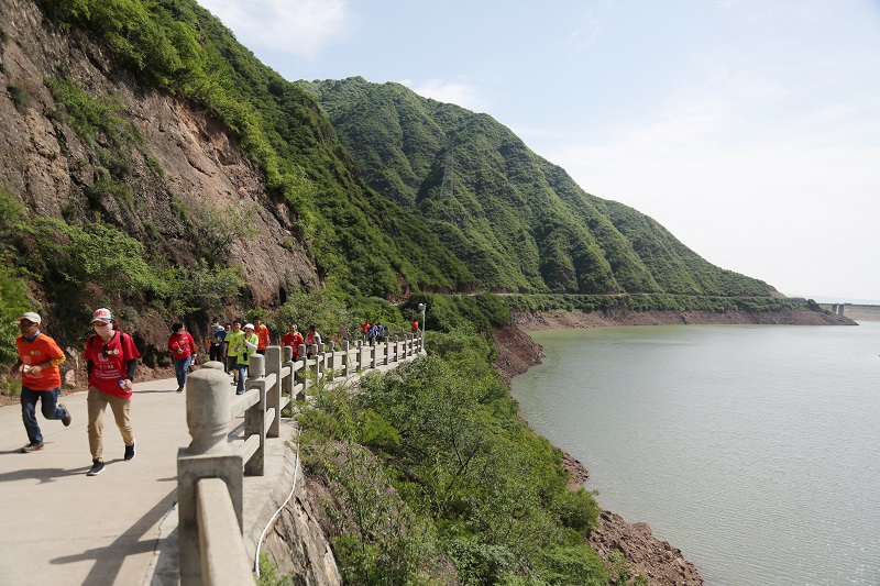 08——5月16日，甘肃省平凉市，参赛选手在登山挑战赛中行进。
