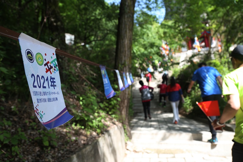 09——5月16日，甘肃省平凉市，参赛选手在登山挑战赛中行进。