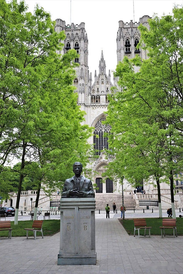 布鲁塞尔主教座堂前的比利时国王博杜安的半身像。