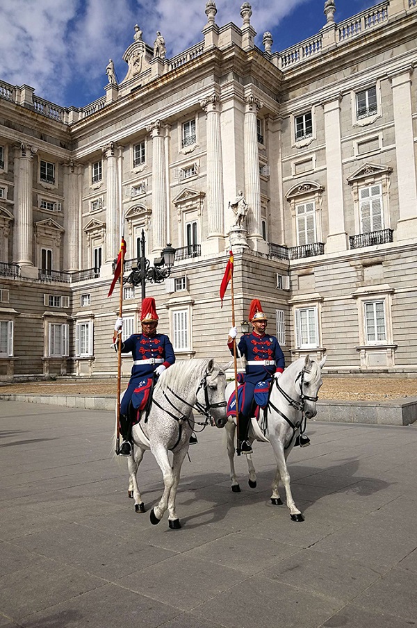 西班牙马德里皇宫外的皇家骑兵卫队在巡逻
