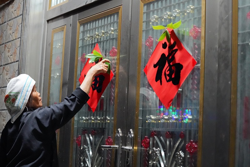 图13.4月18日，贵州从江县拱孖村村民将“乌米饭”树叶插在自家大门上。（2）