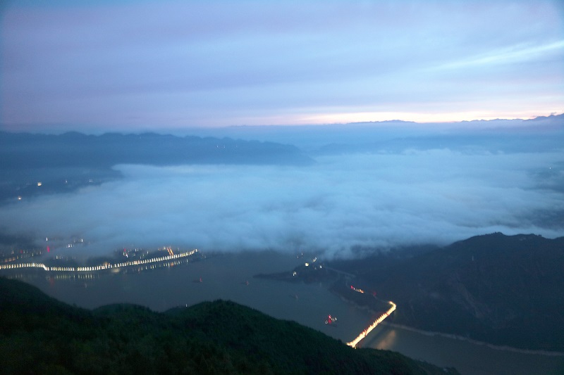 图4：朝云笼罩高峡平湖与巫山县城。2021年5月18日。摄于重庆市巫山县高峡平湖。唐探峰